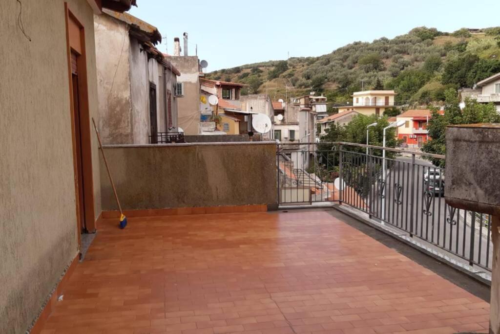 Lontano dal caos a due passi dal mare Condro Exterior foto