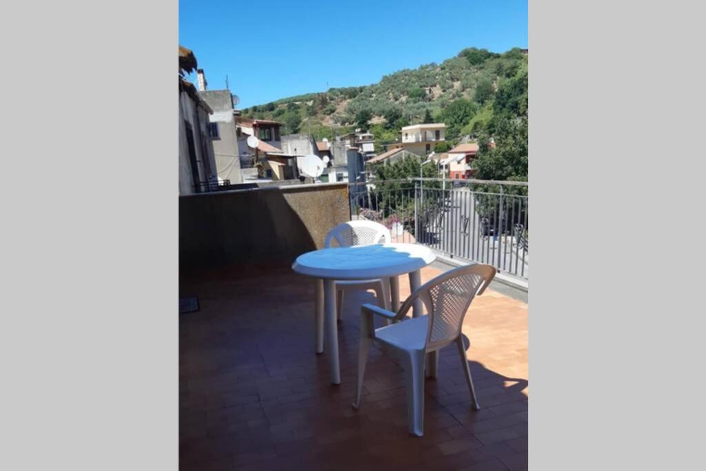 Lontano dal caos a due passi dal mare Condro Exterior foto