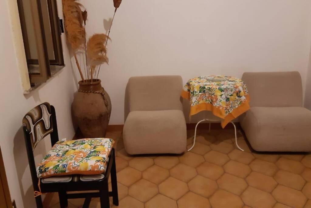 Lontano dal caos a due passi dal mare Condro Exterior foto