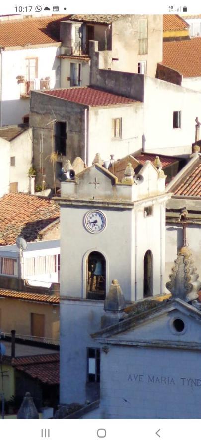Lontano dal caos a due passi dal mare Condro Exterior foto
