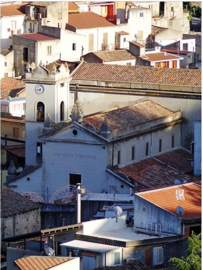 Lontano dal caos a due passi dal mare Condro Exterior foto