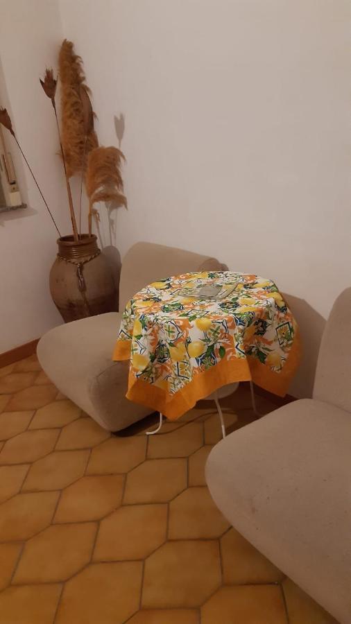 Lontano dal caos a due passi dal mare Condro Exterior foto