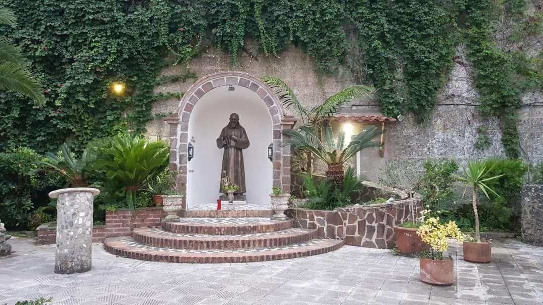 Lontano dal caos a due passi dal mare Condro Exterior foto