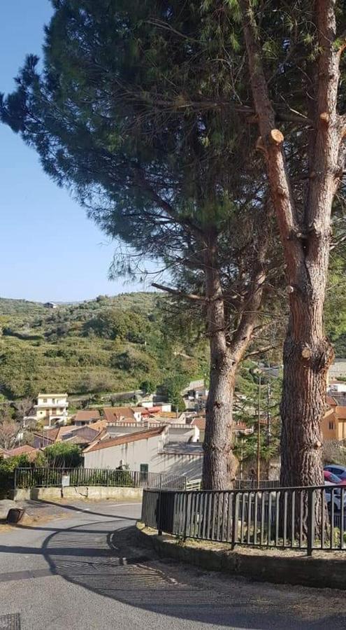 Lontano dal caos a due passi dal mare Condro Exterior foto