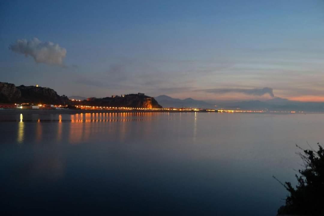 Lontano dal caos a due passi dal mare Condro Exterior foto