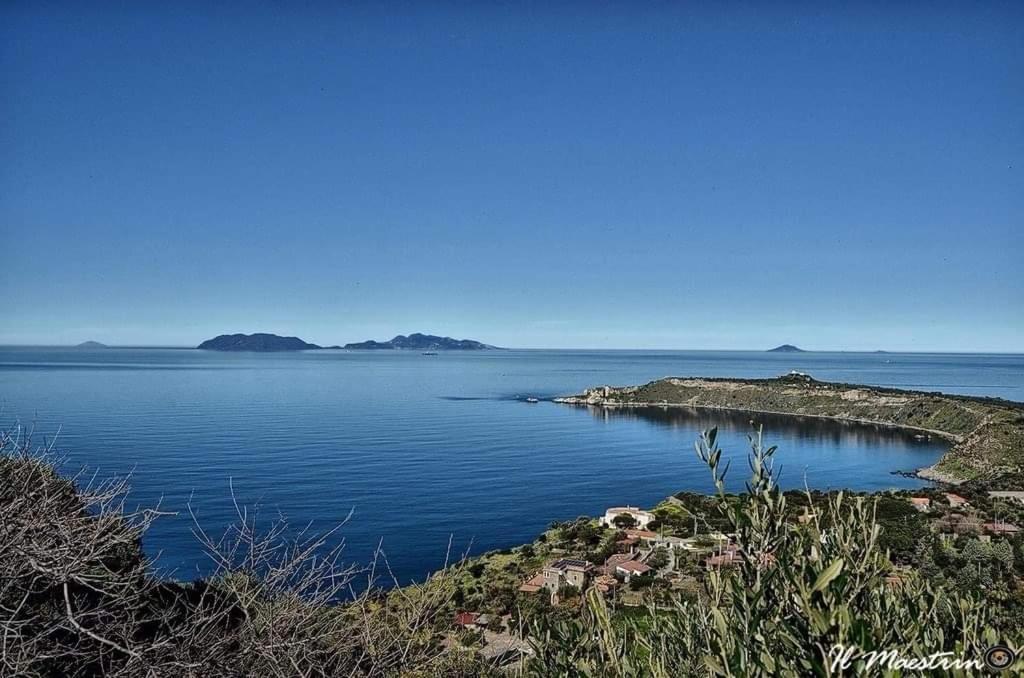 Lontano dal caos a due passi dal mare Condro Exterior foto