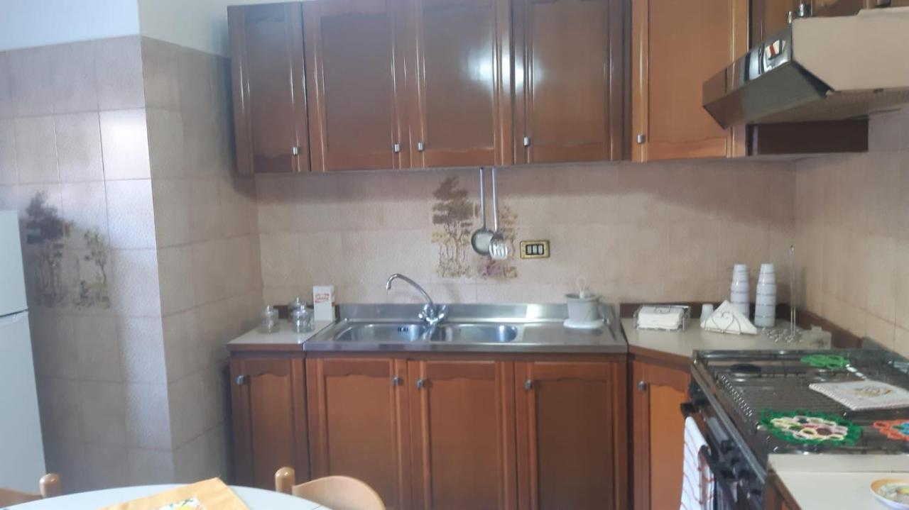Lontano dal caos a due passi dal mare Condro Exterior foto