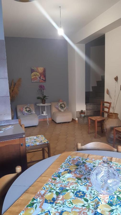 Lontano dal caos a due passi dal mare Condro Exterior foto