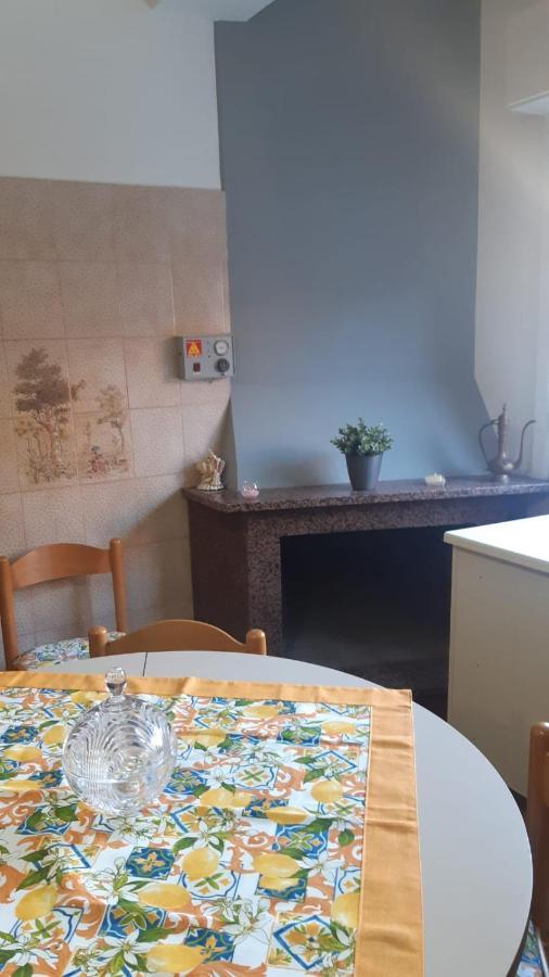 Lontano dal caos a due passi dal mare Condro Exterior foto