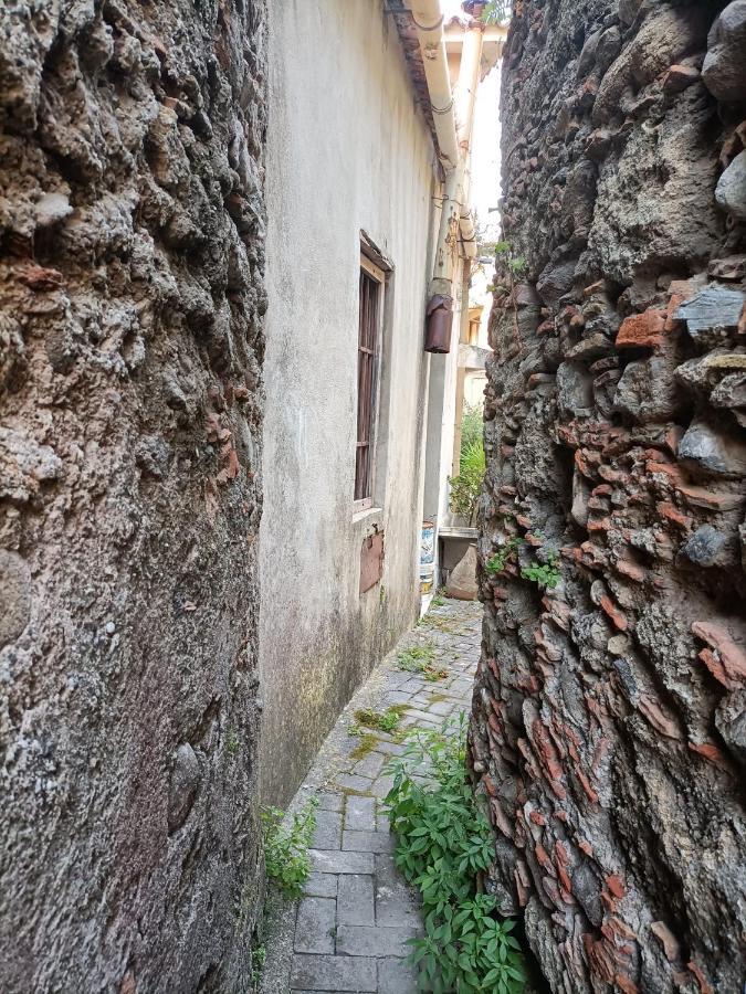 Lontano dal caos a due passi dal mare Condro Exterior foto