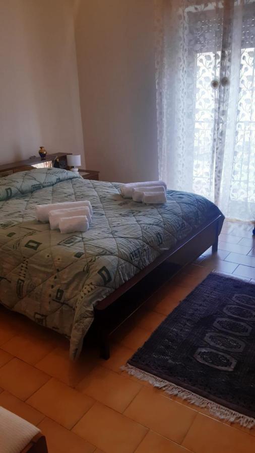 Lontano dal caos a due passi dal mare Condro Exterior foto