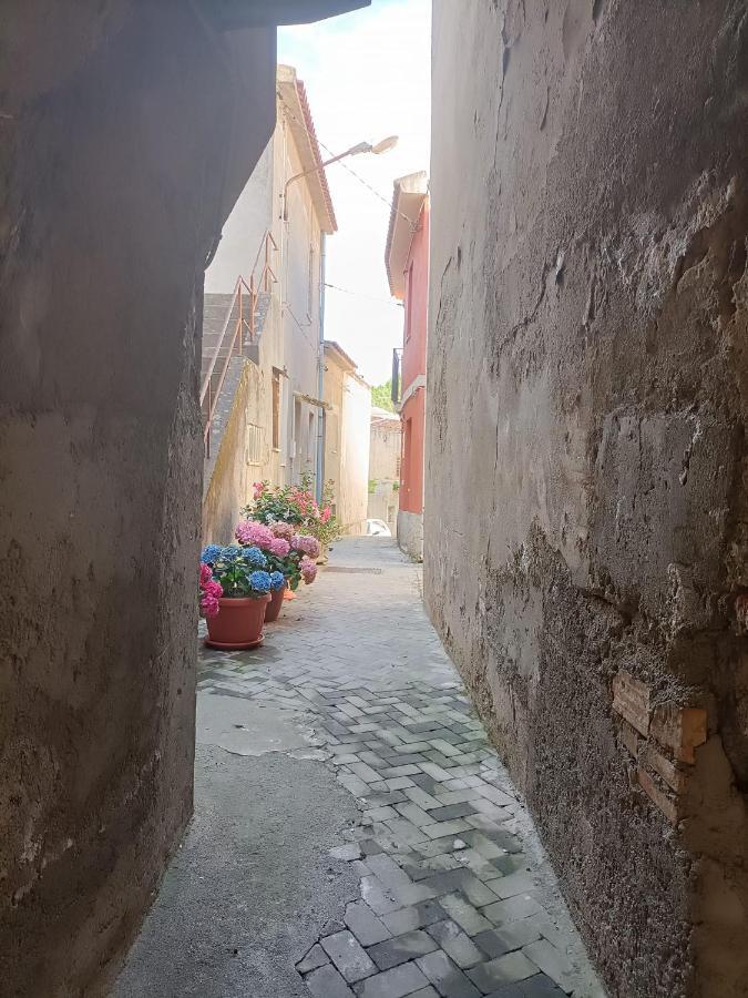 Lontano dal caos a due passi dal mare Condro Exterior foto